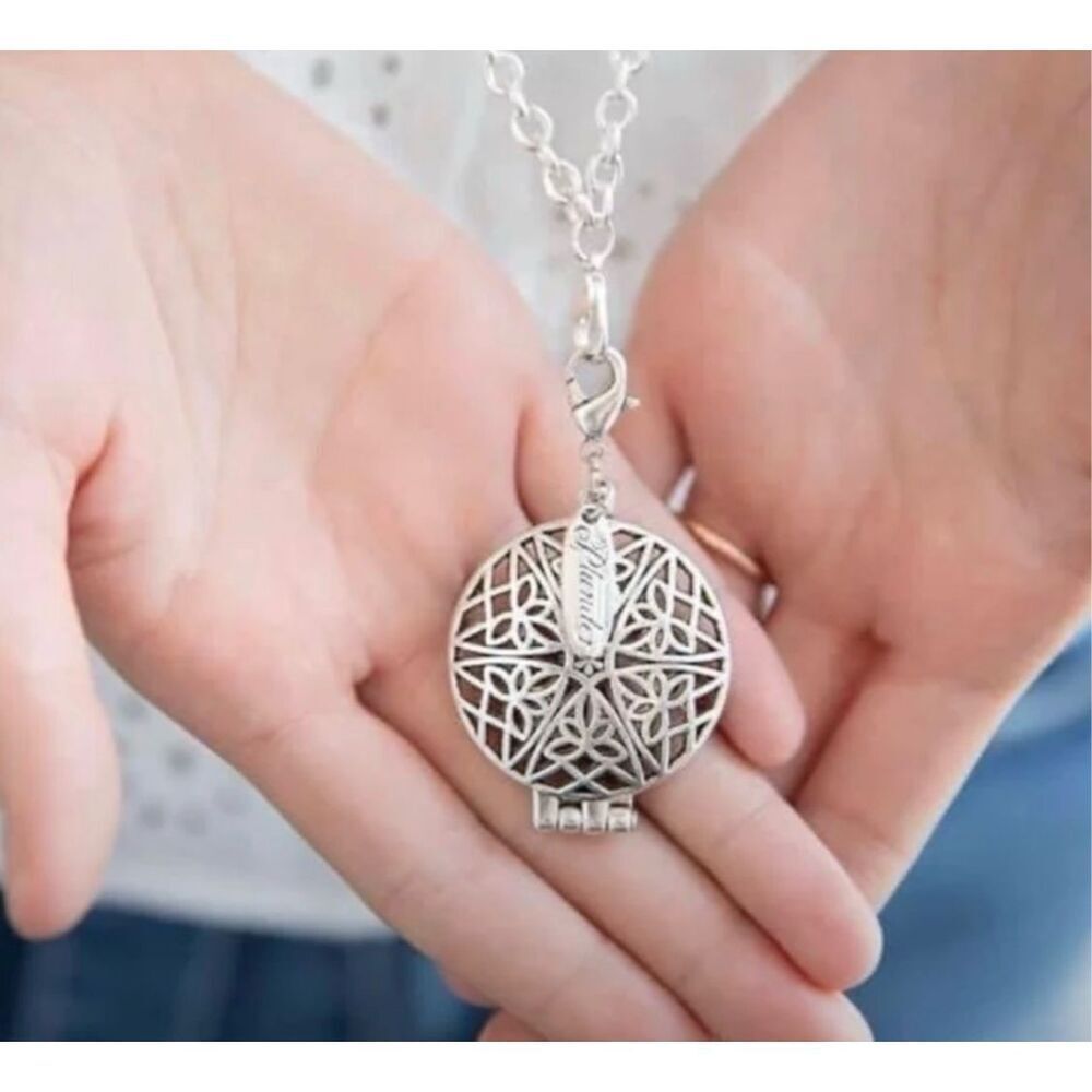 New in Box Plunder Jamaine Silver Essential Oil Diffuser Locket Pendant Charm